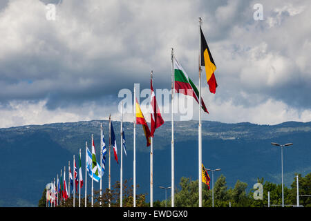 Drapeaux des Etats membres du CERN battant à l'extérieur de l'entrée principale du Cern Banque D'Images