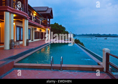 La piscine de l'hôtel ARENA PAN sur DON KHONG ISLAND dans les quatre région des Mille-Îles du fleuve du Mékong - Sud, Laos Banque D'Images