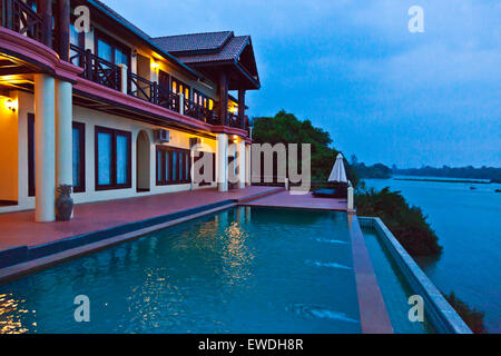 La piscine de l'hôtel ARENA PAN sur DON KHONG ISLAND dans la 10 région des Mille-Îles du fleuve du Mékong - Sud, Laos Banque D'Images