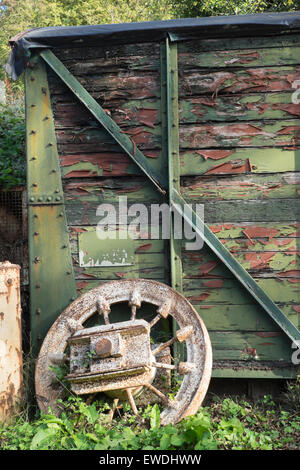 L'équipement minier abandonné à l'entrée de grottes de Clearwell dans la forêt de Dean en Angleterre Banque D'Images