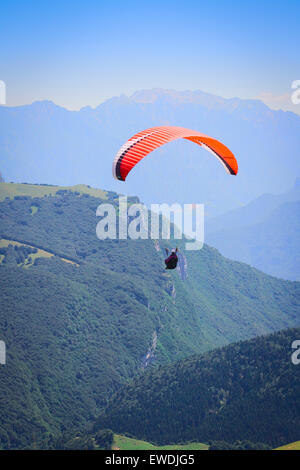 Parapente sur le lac italien, Garda, Malcesine ci-dessus avec l'ghosted collines en arrière-plan Banque D'Images