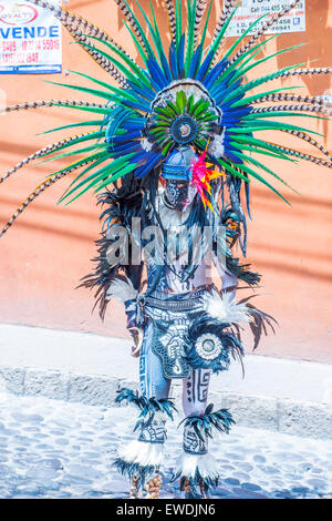 Native American avec costume traditionnel participe au festival de Valle del Maiz à San Miguel de Allende, Mexique. Banque D'Images