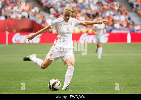 Vancouver, Canada. 23 Juin, 2015. Vivianne MIEDEMA des Pays-Bas entre la balle lors d'une série de 16 match entre le Japon et les Pays-Bas à la Coupe du Monde féminine de la FIFA Canada 2015 au BC Place Stadium le 23 juin 2015 à Vancouver, Canada. Le Japon a gagné 2-1. Credit : Cal Sport Media/Alamy Live News Banque D'Images