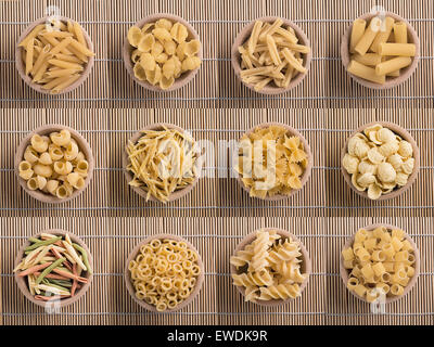 Plat typiquement italien divers types de pâtes crues dans un bol en bois Banque D'Images