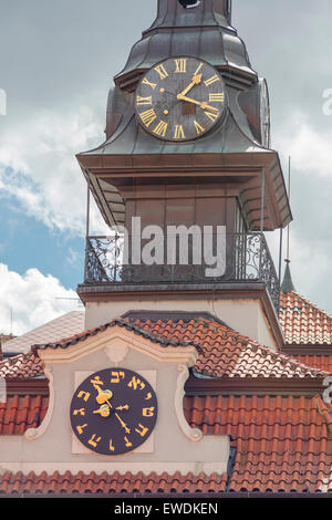 Quartier juif de Prague, l'hôtel de ville - Zidovska radnice - avec son quatre-face beffroi se dresse au cœur du quartier juif de Prague. Banque D'Images