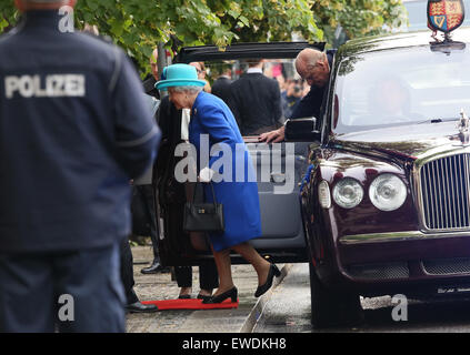 Berlin, Allemagne. 23 Juin, 2015. La Reine Elizabeth II et le Prince Phillip (r) Arrivée à l'hôtel Aldon à Berlin, Allemagne, 23 juin 2015. La reine Elizabeth II et le duc d'Édimbourg arrivent à leur cinquième visite d'État en Allemagne, qui se tiendra du 23 au 26 juin. Photo : STEPHANIE PILICK/dpa/Alamy Live News Banque D'Images