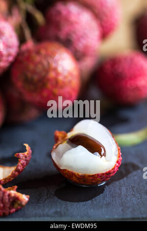 Des tas de Litchis sur table en bois Banque D'Images