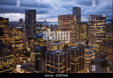 Une vue sur Vancouver par nuit à partir de la Vancouver Lookout. Banque D'Images