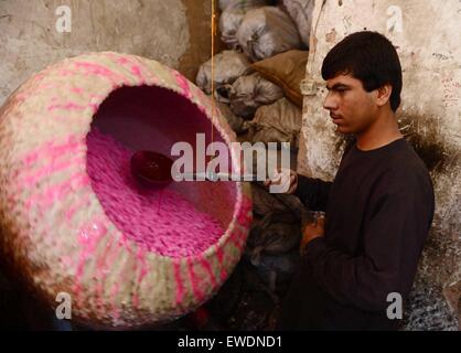 Herat, Afghanistan. 24 Juin, 2015. Un Afghan homme fait sucreries traditionnelles à un atelier sucré dans la province de Herat, Afghanistan, le 24 juin 2015. © Sardar/Xinhua/Alamy Live News Banque D'Images