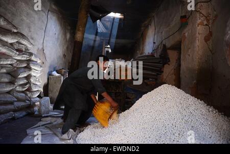 Herat, Afghanistan. 24 Juin, 2015. Un Afghan homme fait sucreries traditionnelles à un atelier sucré dans la province de Herat, Afghanistan, le 24 juin 2015. © Sardar/Xinhua/Alamy Live News Banque D'Images