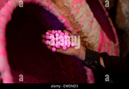 Herat, Afghanistan. 24 Juin, 2015. Un homme afghan montre des bonbons à un atelier sucré dans la province de Herat, Afghanistan, le 24 juin 2015. © Sardar/Xinhua/Alamy Live News Banque D'Images