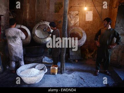 Herat, Afghanistan. 24 Juin, 2015. Les hommes afghans faire sucreries traditionnelles à un atelier sucré dans la province de Herat, Afghanistan, le 24 juin 2015. © Sardar/Xinhua/Alamy Live News Banque D'Images