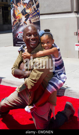 Los Angeles, USA. 23 Juin, 2015. Acteur Tyrese Gibson et sa fille assister à la première de Universal Studios Hollywood's thrill ride,'fast & Furious -- Supercharged', dans la ville universelle de la Californie, États-Unis, le 23 juin 2015. Crédit : Yang Lei/Xinhua/Alamy Live News Banque D'Images