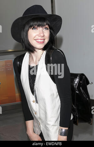 Chiba, Japon. 24 Juin, 2015. La chanteuse et compositrice canadienne Carly Rae Jepsen arrive à l'Aéroport International de Narita, le 24 juin 2015, Chiba, Japon. C'est sa 8e visite au Japon, cette fois pour promouvoir son nouvel album ''ÉMOTION'', qui a frappé le marché japonais le 24 juin. Credit : AFLO Co.,Ltd/Alamy Live News Banque D'Images