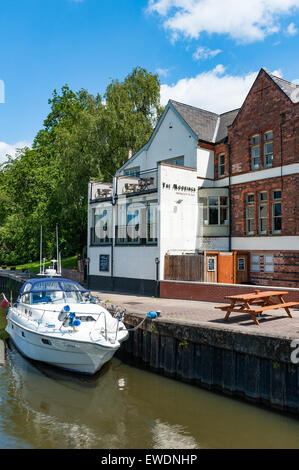 Moorings Restaurant sur la rivière Trent, Newark on Trent, Nottinghamshire - près de Trent Bridge et la ville Lock Banque D'Images
