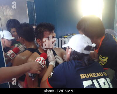 San Juan City, Philippines. Le 24 juin 2015. Un seul accident est enregistré d'un homme avec une blessure à la tête au cours de l'Assemblée Wattah ! Wattah ! Festival de San Juan, l'agglomération de Manille. Le festival qui se caractérise par une vive et elle danse de rue avec de l'eau d'arrosage est en l'honneur du saint patron de la ville : Saint Jean le Baptiste. Sherbien Dacalanio : Crédit/Alamy Live News Banque D'Images