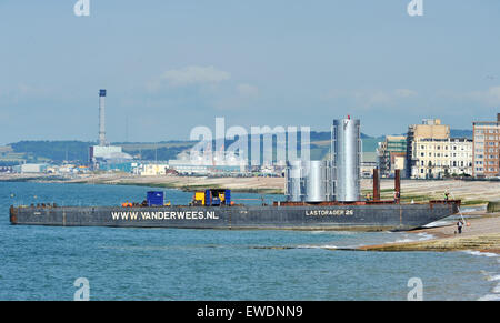 Brighton, UK. 24 Juin, 2015. Une barge de s'asseoir près de la plage de Brighton dans le soleil tôt le matin ce qui porte pièces Holland pour la construction de la nouvelle tour d'observation i360 qui est construite sur le front de mer en face de l'ancienne jetée Ouest le j360 est un 162 mètres (531 ft) tour d'observation en cours de construction sur le front de mer de Brighton et est prévu d'ouvrir l'année prochaine Crédit : Simon Dack/Alamy Live News Banque D'Images