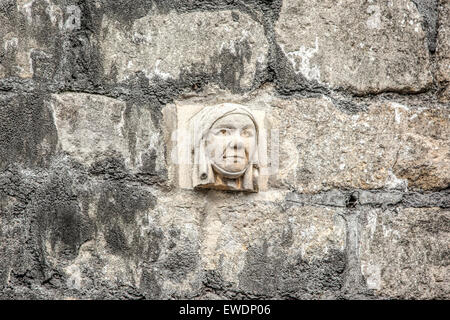 Visage sculpté à la main dans la baignoire en pierre sur un mur dans la rue dans une baignoire Walcot de plus de 30 sur l'affichage grotesques Banque D'Images