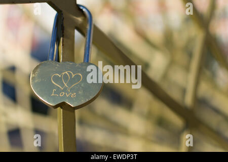 Seul l'amour d'or cadenas avec deux coeurs liés Banque D'Images