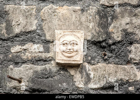 Visage de pierre sculptée à la main dans la baignoire en pierre sur le mur de Walcot Street à Bath Somerset un de plus de 20 sur les grotesques. Banque D'Images