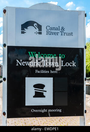 Canal & River Trust signe sur fleuve Trent à Newark, Ville Newark-on-Trent, Nottinghamshire - Bienvenue à la ville de Newark Lock Banque D'Images