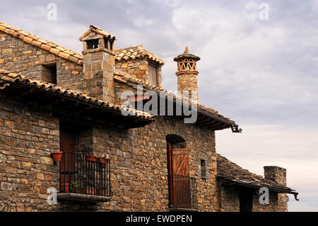 Photo horizontale de nice maisons anciennes de Ainsa, dans les Pyrénées. Aragón. L'Espagne. Banque D'Images