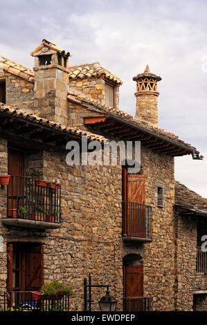 Photo verticale de nice maisons anciennes de Ainsa, dans les Pyrénées. Aragón. L'Espagne. Banque D'Images