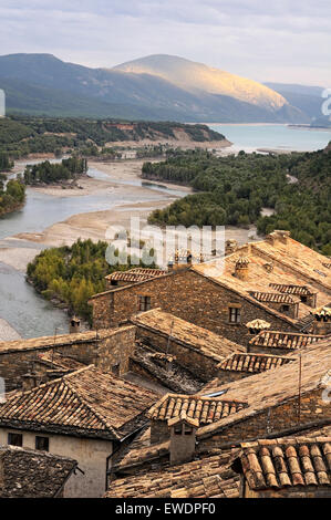 Photo verticale de nice maisons anciennes de Ainsa, Pyrénées, avec la rivière Cinca en arrière-plan, en Aragón. L'Espagne. Banque D'Images