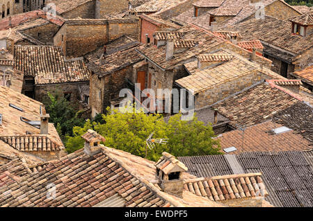 Photo horizontale de nice maisons anciennes de Ainsa, dans les Pyrénées. Aragón. L'Espagne. Banque D'Images