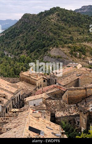 Photo verticale de nice maisons anciennes de Ainsa, Pyrénées, avec des montagnes en arrière-plan. Aragón. L'Espagne. Banque D'Images