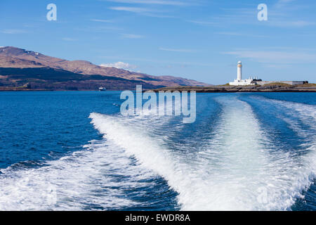 Phare de Lismore avec Calmac ferry dans la distance sur Sound of Mull Banque D'Images