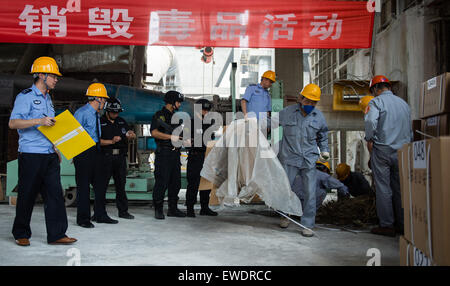 Beijing, Chine, province de Jiangsu. 24 Juin, 2015. Les membres du personnel de détruire les drogues saisies dans une usine de ciment dans la banlieue de Nanjing, capitale de la province de Jiangsu, Chine orientale, le 24 juin 2015. La force de police de Jiangsu sur destoryed mercredi un total de 884,3 kilos de drogues confisquées à Nanjing. Crédit : Li Xiang/Xinhua/Alamy Live News Banque D'Images