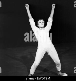 Französischer Pantomime Marcel Marceau à Hamburg, Deutschland 1960 er Jahre. Pantomime français Marcel Marceau effectuant à Hambourg, Allemagne 1960. Banque D'Images