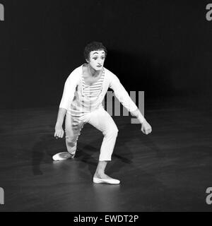 Französischer Pantomime Marcel Marceau à Hamburg, Deutschland 1960 er Jahre. Pantomime français Marcel Marceau effectuant à Hambourg, Allemagne 1960. Banque D'Images