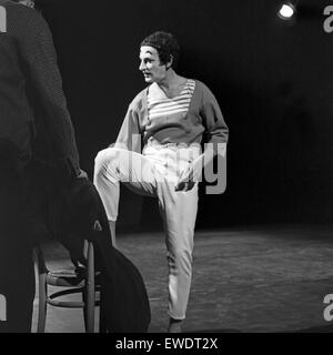 Französischer Pantomime Marcel Marceau à Hamburg, Deutschland 1960 er Jahre. Pantomime français Marcel Marceau effectuant à Hambourg, Allemagne 1960. Banque D'Images