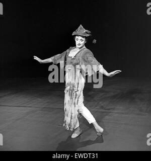 Französischer Pantomime Marcel Marceau à Hamburg, Deutschland 1960 er Jahre. Pantomime français Marcel Marceau effectuant à Hambourg, Allemagne 1960. Banque D'Images