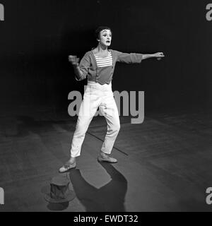 Französischer Pantomime Marcel Marceau à Hamburg, Deutschland 1960 er Jahre. Pantomime français Marcel Marceau effectuant à Hambourg, Allemagne 1960. Banque D'Images