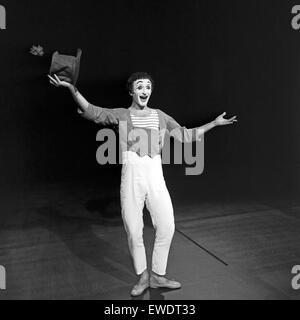 Französischer Pantomime Marcel Marceau à Hamburg, Deutschland 1960 er Jahre. Pantomime français Marcel Marceau effectuant à Hambourg, Allemagne 1960. Banque D'Images