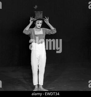 Französischer Pantomime Marcel Marceau à Hamburg, Deutschland 1960 er Jahre. Pantomime français Marcel Marceau effectuant à Hambourg, Allemagne 1960. Banque D'Images