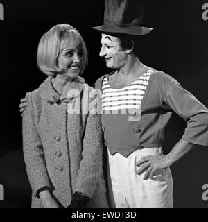 Französischer Pantomime Marcel Marceau à Hamburg, Deutschland 1960 er Jahre. Pantomime français Marcel Marceau effectuant à Hambourg, Allemagne 1960. Banque D'Images