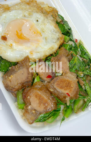 Sauté de porc croustillant avec Kale, manger avec du riz vapeur et œuf frit Banque D'Images