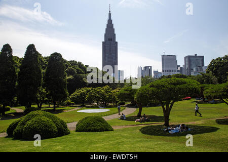 Une pelouse et de gratte-ciel au Jardin National de Shinjuku Gyoen, Tokyo, Japon Banque D'Images