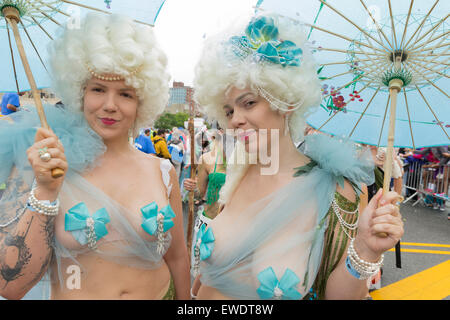 New York, NY USA - 20 juin 2015 : l'atmosphère de la 33e parade Mermaid sur Coney Island à Brooklyn Banque D'Images