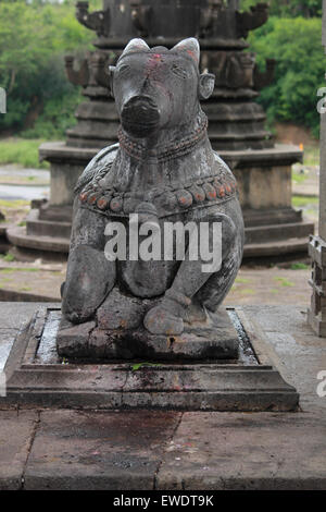 Nandi à Shri Kshetra Mahuli Temple à Satara, Maharashtra Banque D'Images