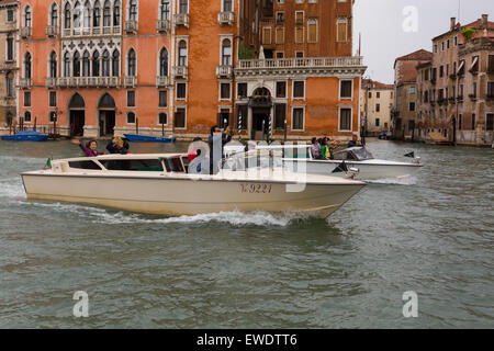 Les touristes japonais sur un bateau-taxi dans le Grand Canal Venise Banque D'Images