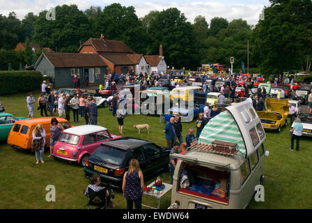 La foule rassemblée dans un salon de voitures, Hindhead, Hampshire, Royaume-Uni. Banque D'Images