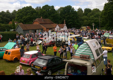 La foule rassemblée dans un salon de voitures, Hindhead, Hampshire, Royaume-Uni. Banque D'Images