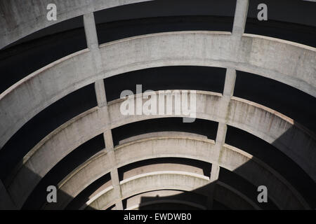 Rampe en spirale en béton dans un parking de plusieurs étages à Bristol England UK Banque D'Images