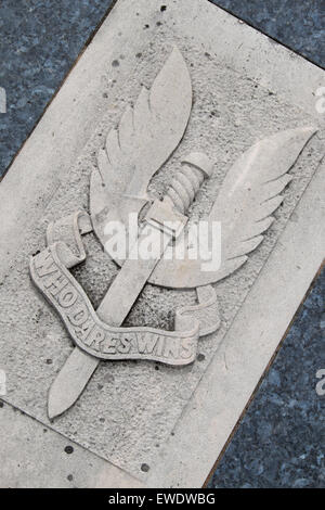 SAS Special Air Service Regiment Insigne Le poignard avec logo ailé qui ose gagne à St Martin's cemetery Hereford UK Banque D'Images