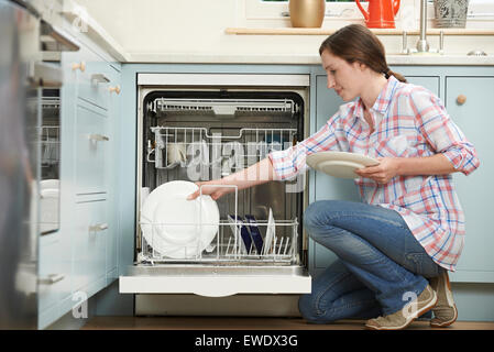 Femme dans la cuisine lave-vaisselle Chargement Banque D'Images